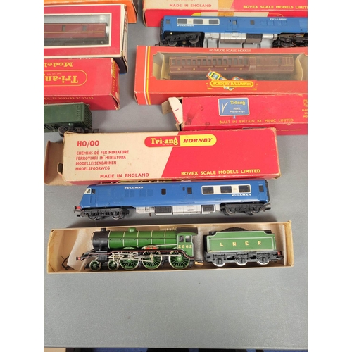 294 - Box of 00 gauge locomotives and rolling stock to include a Tri-ang Diesel Pullman Motor Car R555, a&... 