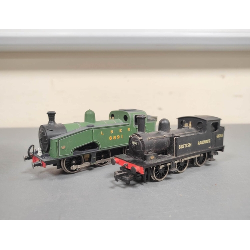 302 - Box of 00 gauge loose locomotives and rolling stock with examples from Dapol, Bachmann, Hornby, etc ... 