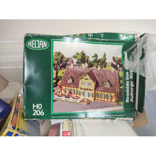 304 - Box of model railway scenery and components to include Heljan Roadside Inn H0 206, Ratio Models Post... 