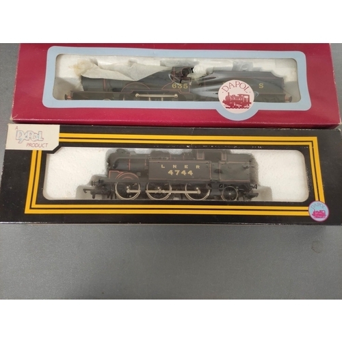 290 - Dapol. Three boxed 00 gauge locomotives to include a Class 2P 4-4-0 635 in LMS Black D15, a Class N2... 