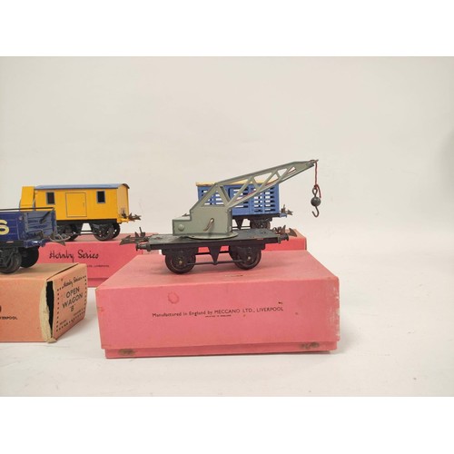 147 - Hornby Series. Collection of 0 gauge rolling stock to include Gas Cylinder Wagon RS662, No.1 Crane T... 