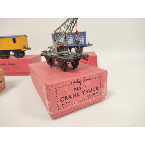 147 - Hornby Series. Collection of 0 gauge rolling stock to include Gas Cylinder Wagon RS662, No.1 Crane T... 