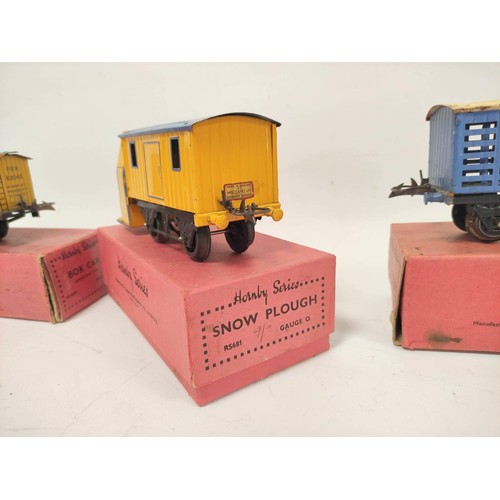 147 - Hornby Series. Collection of 0 gauge rolling stock to include Gas Cylinder Wagon RS662, No.1 Crane T... 