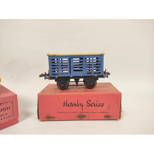 147 - Hornby Series. Collection of 0 gauge rolling stock to include Gas Cylinder Wagon RS662, No.1 Crane T... 