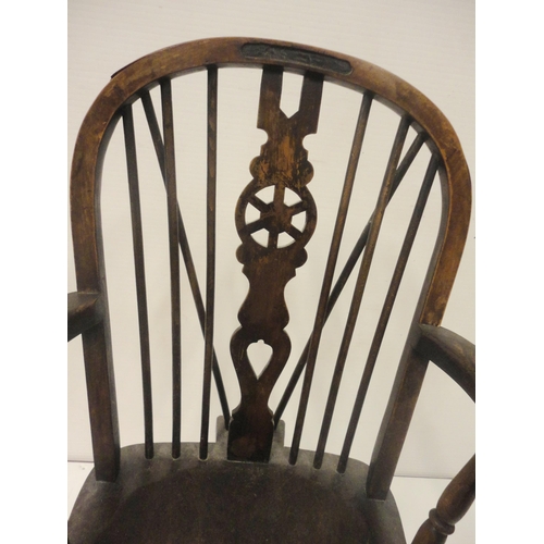 413 - 19th century ash and elm Windsor chair, the hoop frame with central wheel splat flanked by spindle s... 