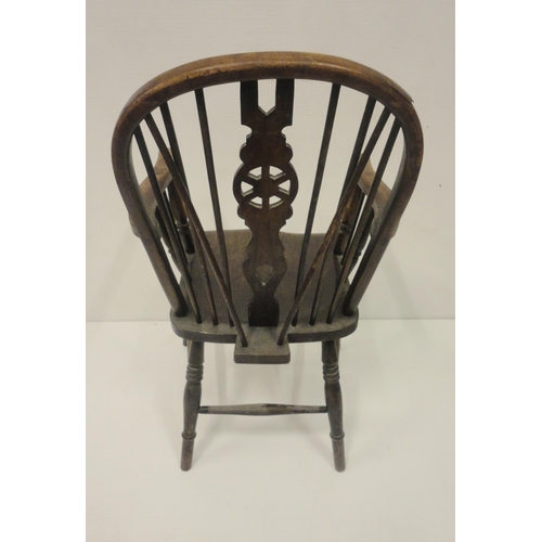 413 - 19th century ash and elm Windsor chair, the hoop frame with central wheel splat flanked by spindle s... 