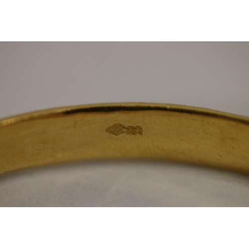 147 - Chinese yellow gold bangle, the textured surface engraved with floral designs, internal W5.7cm, 21g,... 