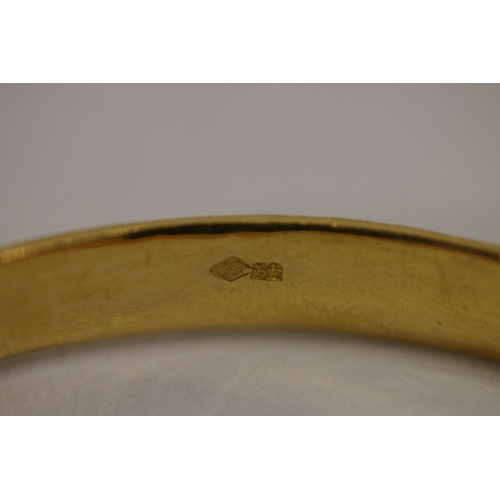 147 - Chinese yellow gold bangle, the textured surface engraved with floral designs, internal W5.7cm, 21g,... 