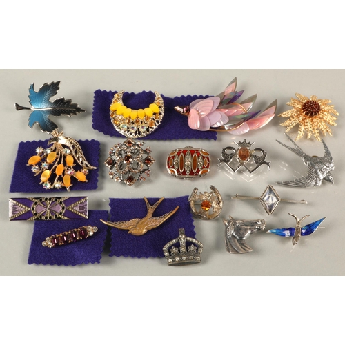 83 - Assortment of brooches