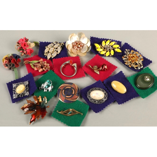 84 - Assortment of brooches