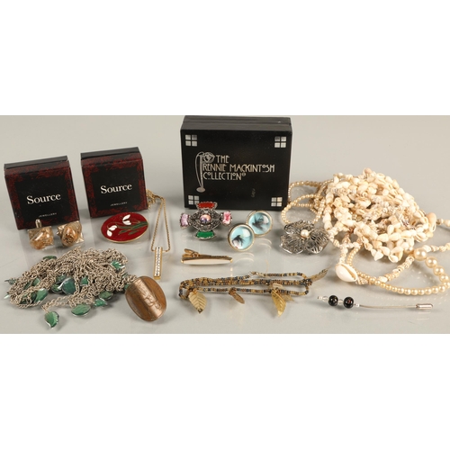 86 - Assortment of jewellery including pearls, shell necklaces, cufflinks, etc.