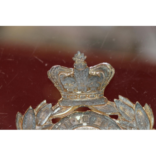 1494 - Helmet plate of the 48th Northampton Regiment, a south Wales Borderers cap badge, a Glengarry with L... 