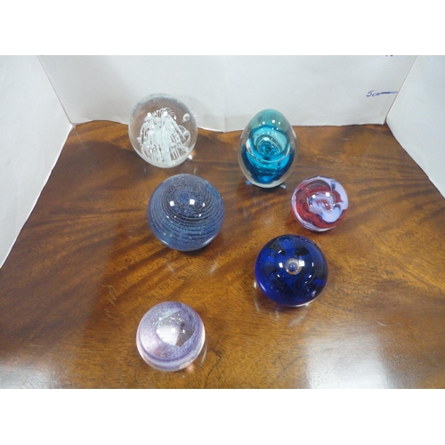 20 - Collection of hand-blown glass paperweights to include examples by Caithness etc.