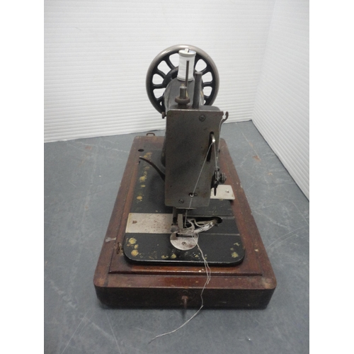 39 - Singer sewing machine, no. 11752588, in wooden carry case.