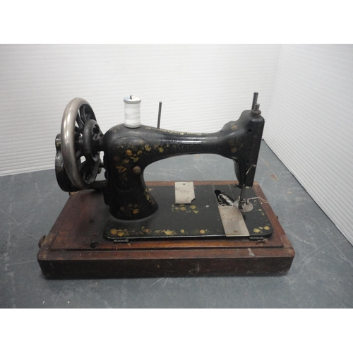 39 - Singer sewing machine, no. 11752588, in wooden carry case.
