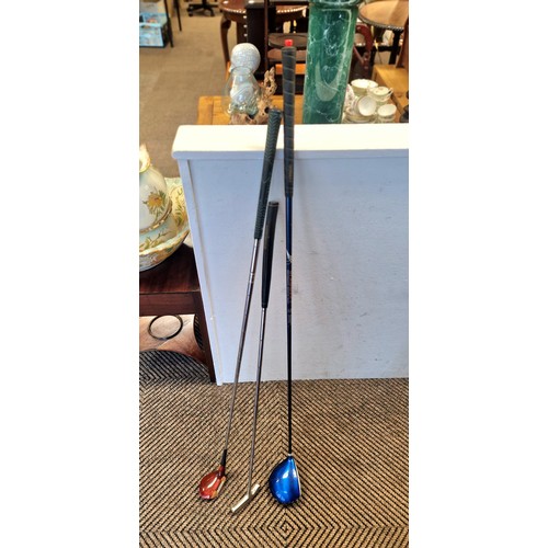 Large quantity of golf balls, a putter, two other clubs, two clocks ...