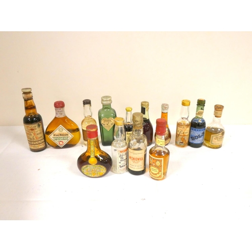 65 - Large group on miniatures to include NORMANDIN Cognac, GUINNESS, Chianti, Mathers old rum and black ... 