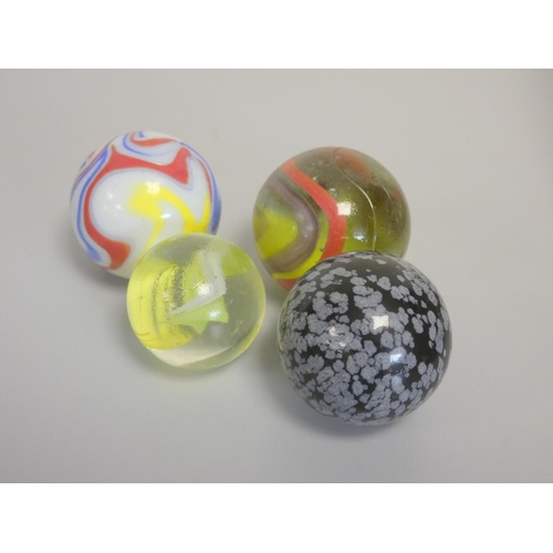 139 - A large collection of vintage marbles to include Jacks and hand blown examples. 