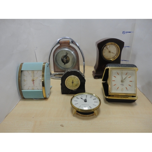 101 - Desk stand with perpetual calendar, set of postal scales, mantel clock, plated tankards, corkscrew, ... 