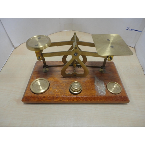 101 - Desk stand with perpetual calendar, set of postal scales, mantel clock, plated tankards, corkscrew, ... 