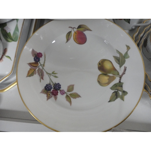 118 - Large collection of Royal Worcester 'Evesham' pattern kitchen and tablewares to include tureens, fla... 