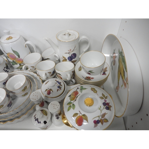 118 - Large collection of Royal Worcester 'Evesham' pattern kitchen and tablewares to include tureens, fla... 