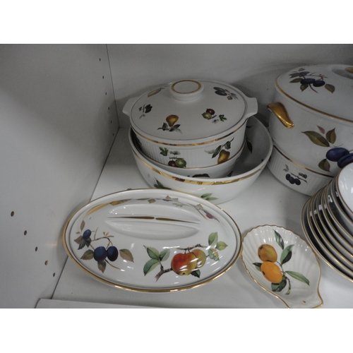 118 - Large collection of Royal Worcester 'Evesham' pattern kitchen and tablewares to include tureens, fla... 