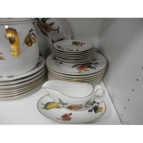 118 - Large collection of Royal Worcester 'Evesham' pattern kitchen and tablewares to include tureens, fla... 