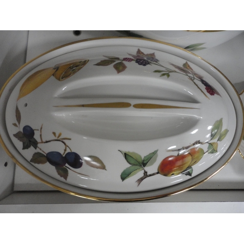 118 - Large collection of Royal Worcester 'Evesham' pattern kitchen and tablewares to include tureens, fla... 