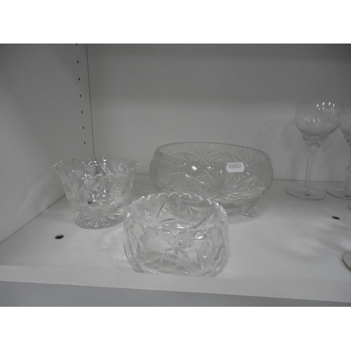 123 - Glassware to include a faceted crystal serving tray, two decanters, brandy glasses, Babycham glasses... 