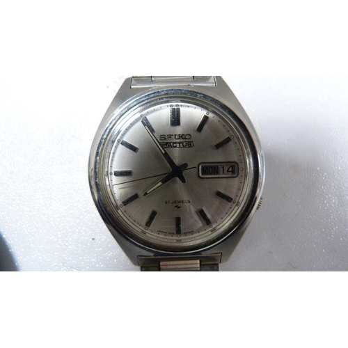 257 - Seiko 5 Actus 21 jewel automatic wristwatch with silvered dial and date window, on stainless steel s... 