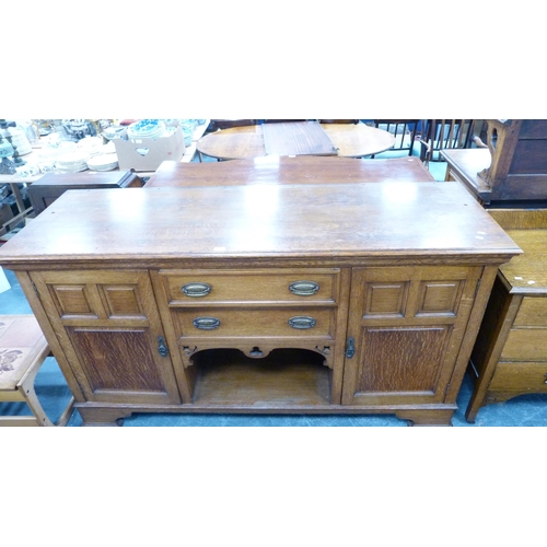 337 - Edwardian oak sideboard with cellarette drawer and assorted drawers and cupboards.