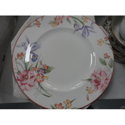 84 - Assorted cabinet plates to include Royal Worcester examples and a Limoges part tea set.