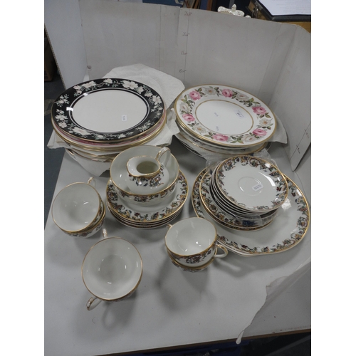 84 - Assorted cabinet plates to include Royal Worcester examples and a Limoges part tea set.