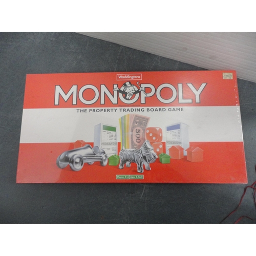 99 - Carton containing miscellaneous boxed games to include Monopoly, Ludo, Scrabble, chess etc.