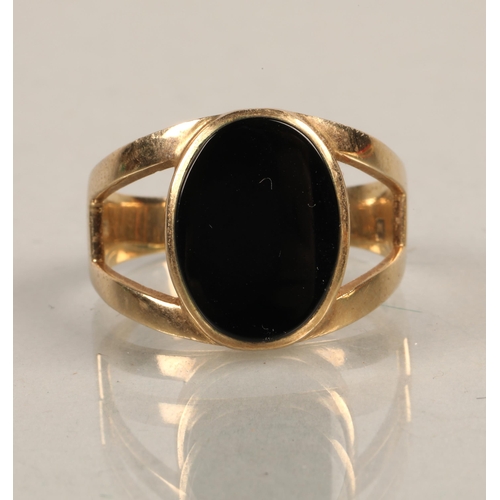 144A - 9ct gold onyx set ring, size W/X, gross weight 5g