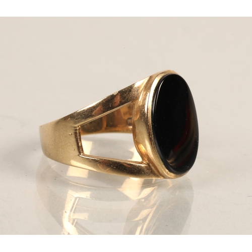 144A - 9ct gold onyx set ring, size W/X, gross weight 5g