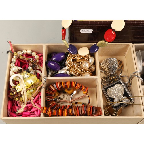 130 - Jewellery box containing assortment of costume