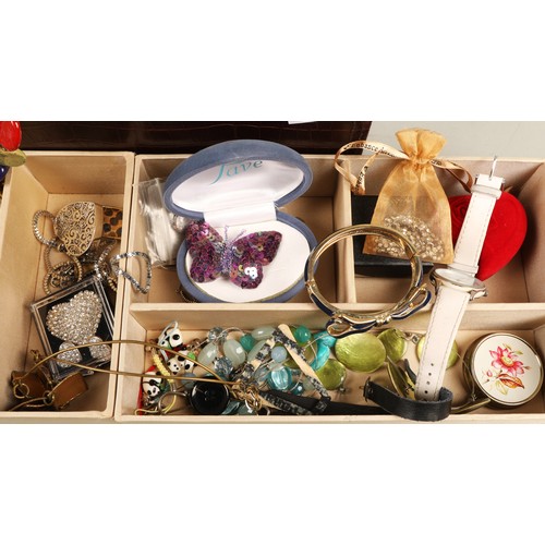 130 - Jewellery box containing assortment of costume