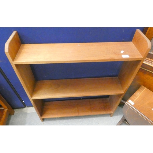 570 - Small oak two tier book shelf.