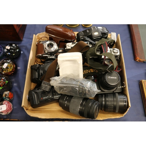 52 - Collection of cameras to include examples by Canon, Tamashi, Minolta and Olympus with spare lenses f... 