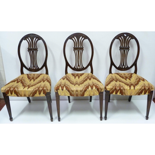 421 - Eight matching Hepplewhite-style mahogany wheel-back dining chairs, c. early 20th century, comprisin... 