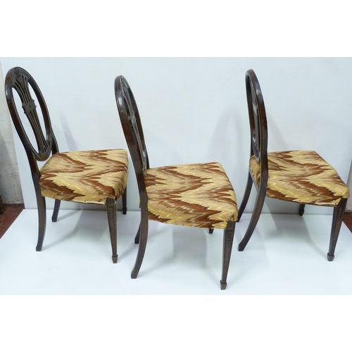 421 - Eight matching Hepplewhite-style mahogany wheel-back dining chairs, c. early 20th century, comprisin... 