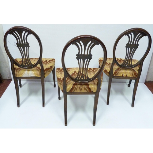 421 - Eight matching Hepplewhite-style mahogany wheel-back dining chairs, c. early 20th century, comprisin... 