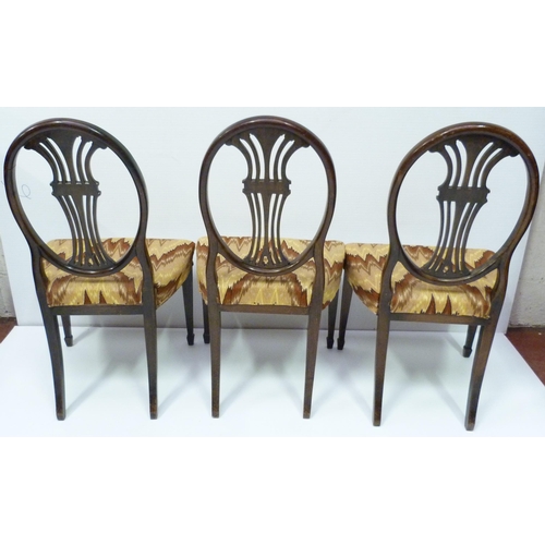 421 - Eight matching Hepplewhite-style mahogany wheel-back dining chairs, c. early 20th century, comprisin... 