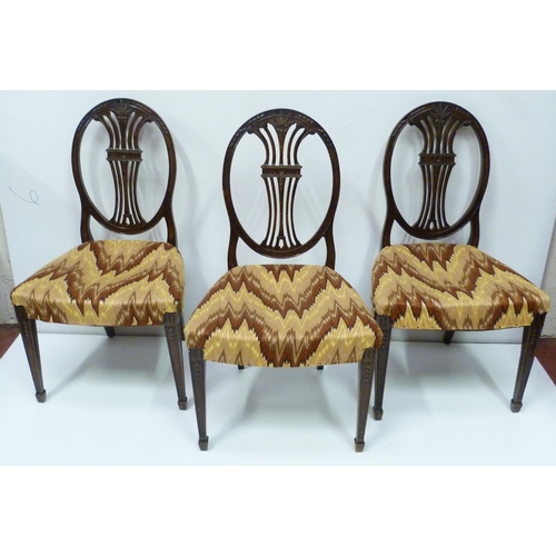 421 - Eight matching Hepplewhite-style mahogany wheel-back dining chairs, c. early 20th century, comprisin... 