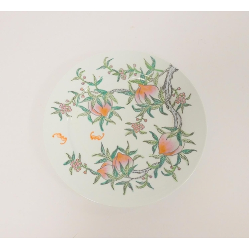 226 - Chinese Qianlong revival famille rose plate (20th century) decorated with polychrome peaches, leaves... 