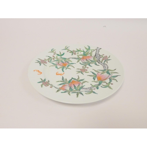 226 - Chinese Qianlong revival famille rose plate (20th century) decorated with polychrome peaches, leaves... 