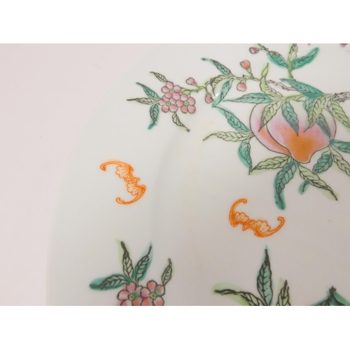 226 - Chinese Qianlong revival famille rose plate (20th century) decorated with polychrome peaches, leaves... 