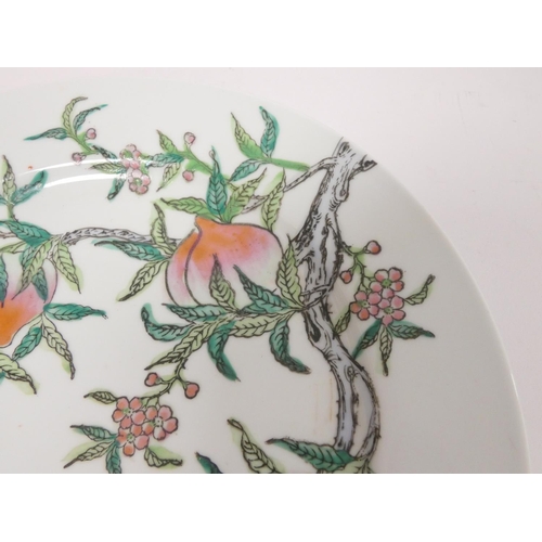 226 - Chinese Qianlong revival famille rose plate (20th century) decorated with polychrome peaches, leaves... 